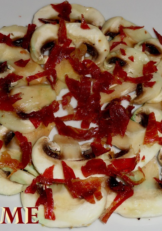 Una foto de Carpaccio de champiñones con virutas de jamón