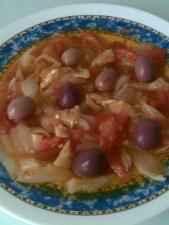 Una foto de Ensalada con tomates, cebollas y pimientos asados