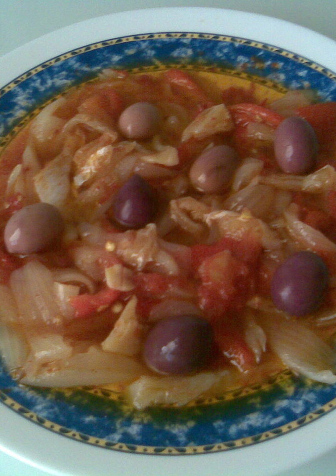 Una foto de Ensalada con tomates, cebollas y pimientos asados