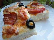 Una foto de focaccia tomate