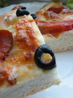 Una foto de Focaccia de kumato y aceitunas negras