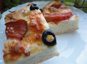 Una foto de Focaccia de kumato y aceitunas negras