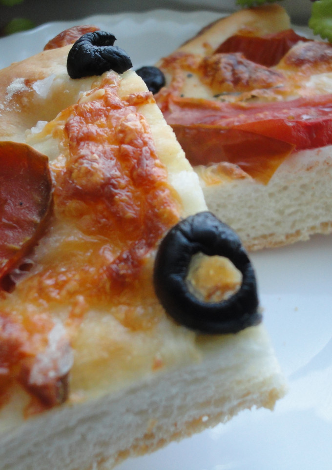 Una foto de Focaccia de kumato y aceitunas negras