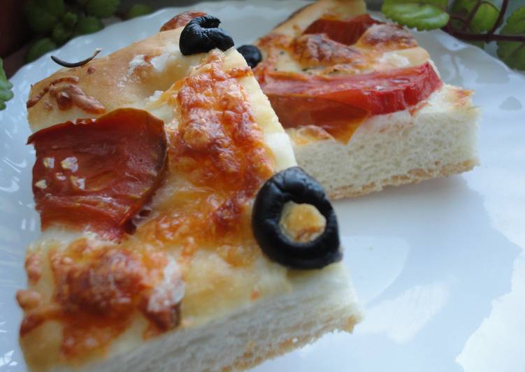 Focaccia de kumato y aceitunas negras