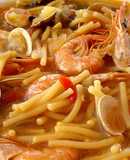 Fideos caldos con almejas, gambas y calamar