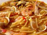 Fideos caldos con almejas, gambas y calamar