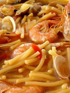Una foto de Fideos caldos con almejas, gambas y calamar