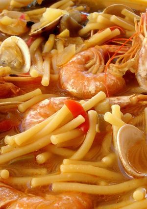 Una foto de Fideos caldos con almejas, gambas y calamar