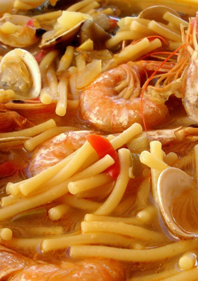Una foto de Fideos caldos con almejas, gambas y calamar
