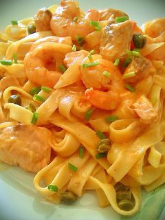 Una foto de Tallarines con salmón fresco, langostinos y alcaparras