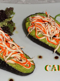 Una foto de Aguacate relleno de virutas de mar