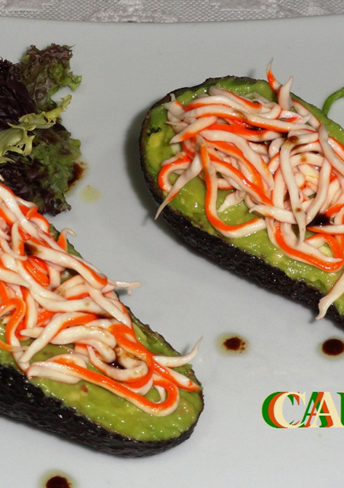 Una foto de Aguacate relleno de virutas de mar