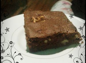 Una foto de Brownie de algarroba fácil