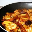 Wok de brotes de bambú, setas y gambas salteados con pasta
