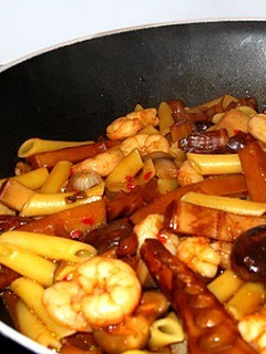 Una foto de Wok de brotes de bambú, setas y gambas salteados con pasta