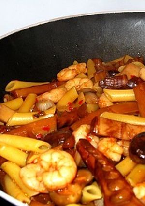 Una foto de Wok de brotes de bambú, setas y gambas salteados con pasta