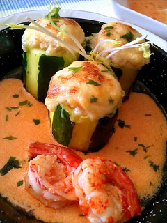 Una foto de Calabacines rellenos de gambas con bechamel y crema de marisco