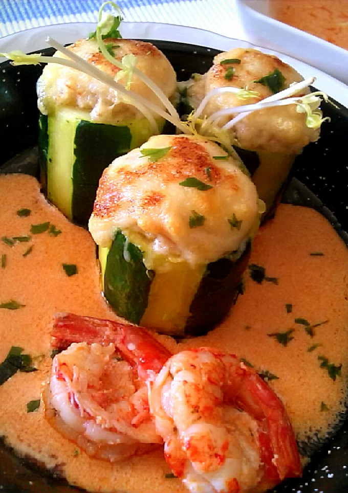 Una foto de Calabacines rellenos de gambas con bechamel y crema de marisco