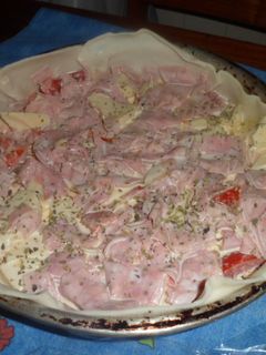 Una foto de Tarta de jamón, crema y tomates