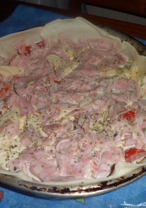 Una foto de Tarta de jamón, crema y tomates