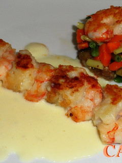 Una foto de Brocheta de bacalao y gambas con salsa de queso