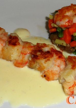 Una foto de Brocheta de bacalao y gambas con salsa de queso
