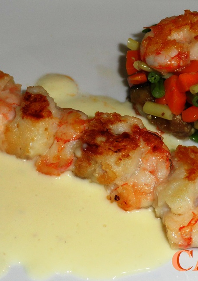 Una foto de Brocheta de bacalao y gambas con salsa de queso