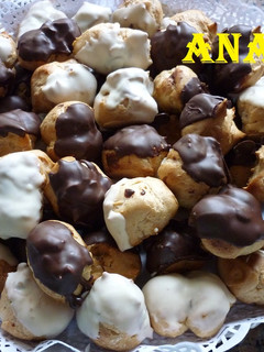 Una foto de Bombas rellenas de dulce de leche con baño de chocolate