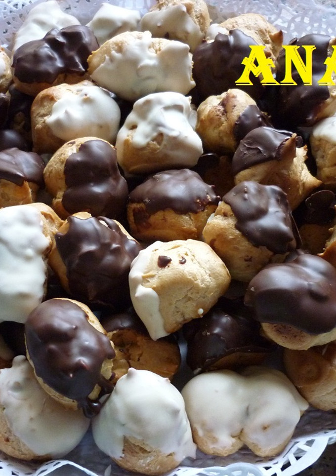 Una foto de Bombas rellenas de dulce de leche con baño de chocolate