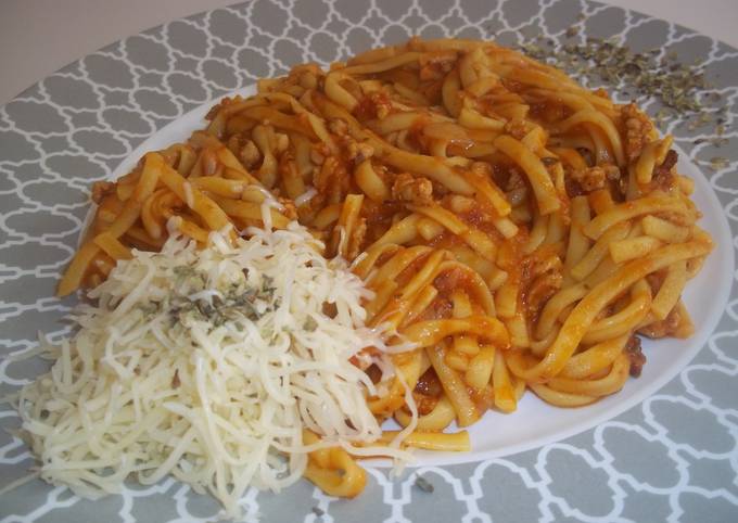 Foto principal de Espaguetis a la boloñesa y finas hierbas
