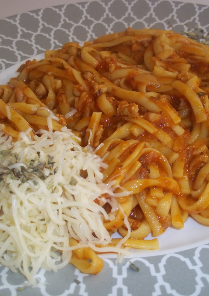 Una foto de Espaguetis a la boloñesa y finas hierbas