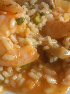 Una foto de Arroz meloso con champis y langostinos