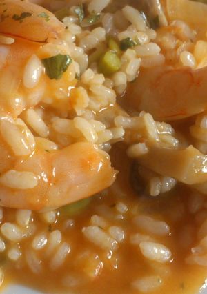 Una foto de Arroz meloso con champis y langostinos