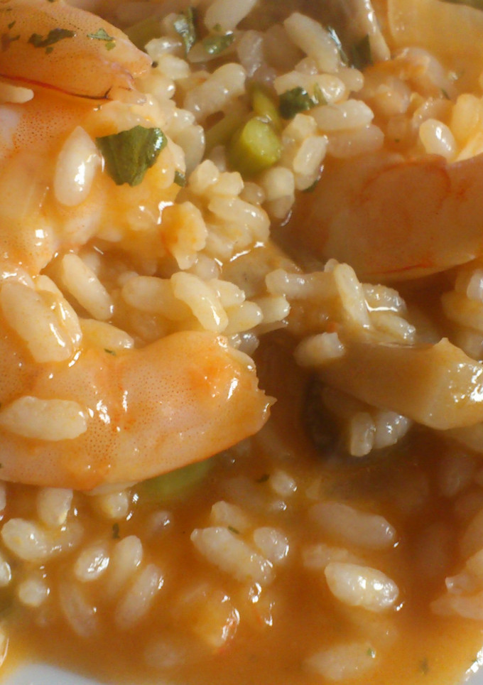 Una foto de Arroz meloso con champis y langostinos