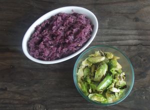 Una foto de Repollo morado y repollo de bruselas