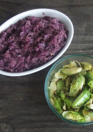 Una foto de Repollo morado y repollo de bruselas