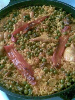 Una foto de Arroz con conejo y guisantes murciano