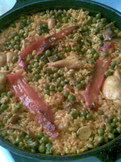 Una foto de Arroz con conejo y guisantes murciano