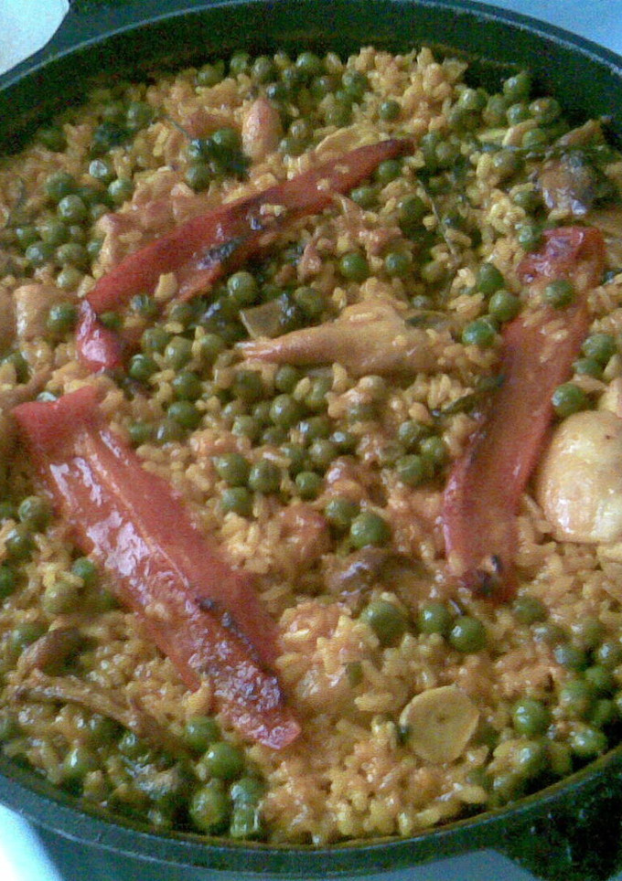 Una foto de Arroz con conejo y guisantes murciano