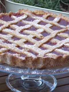 Una foto de Pasta frola de dulce de membrillo y remolacha