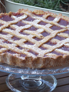 Una foto de Pasta frola de dulce de membrillo y remolacha