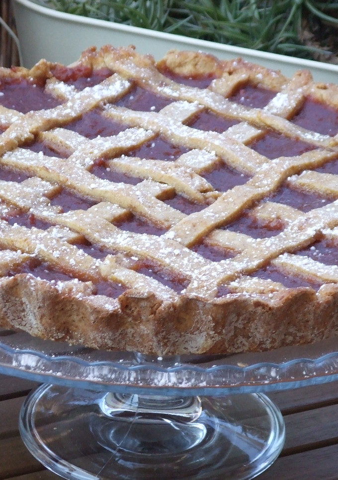 Una foto de Pasta frola de dulce de membrillo y remolacha