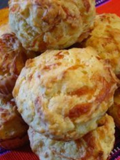 Una foto de Panquecitos de Queso Asiago y Peperoni