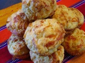 Una foto de Panquecitos de Queso Asiago y Peperoni