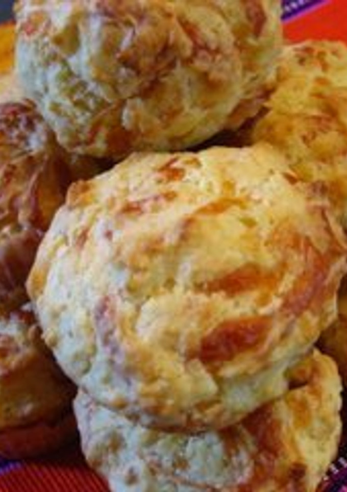 Una foto de Panquecitos de Queso Asiago y Peperoni