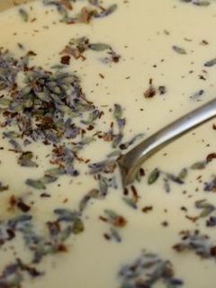 Una foto de Crema de miel y lavanda