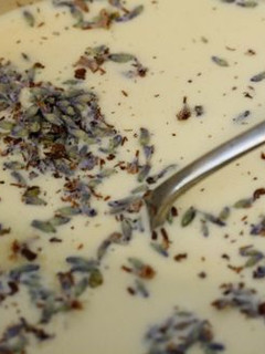 Una foto de Crema de miel y lavanda