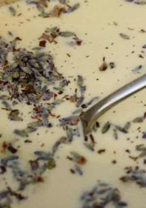 Una foto de Crema de miel y lavanda