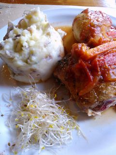 Una foto de Pollo a la portuguesa con puré ahumado