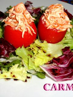 Una foto de Tomates rellenos de rallado de mar con salsa rosa